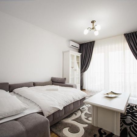 Bright & Elegant Central Apartment Oradea Exterior photo